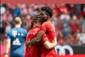 里贝里晒与戴维斯拥抱照片：早日康复，你回归后会更强大