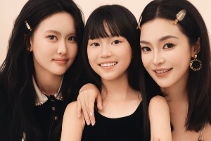 刘维伟前妻晒合影：全家福2.0版本 妈妈+女儿们=100%完整的三次方